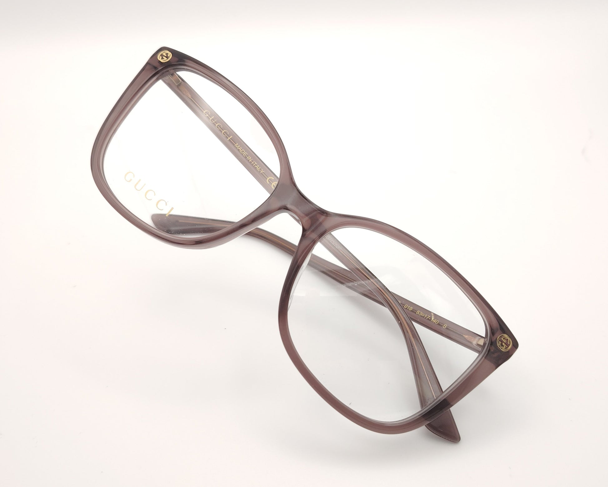 gafas gucci color malva con forma mariposa y detalles dorados