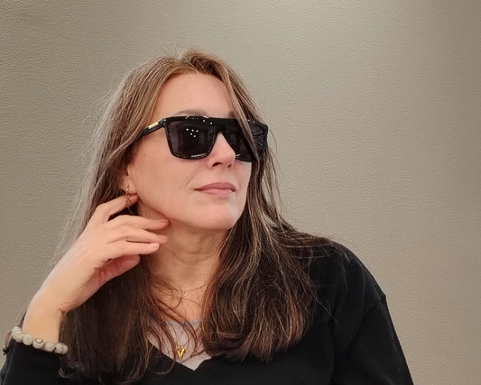 gafas de sol negras con montura de pasta y logo dorado de gucci en la varilla