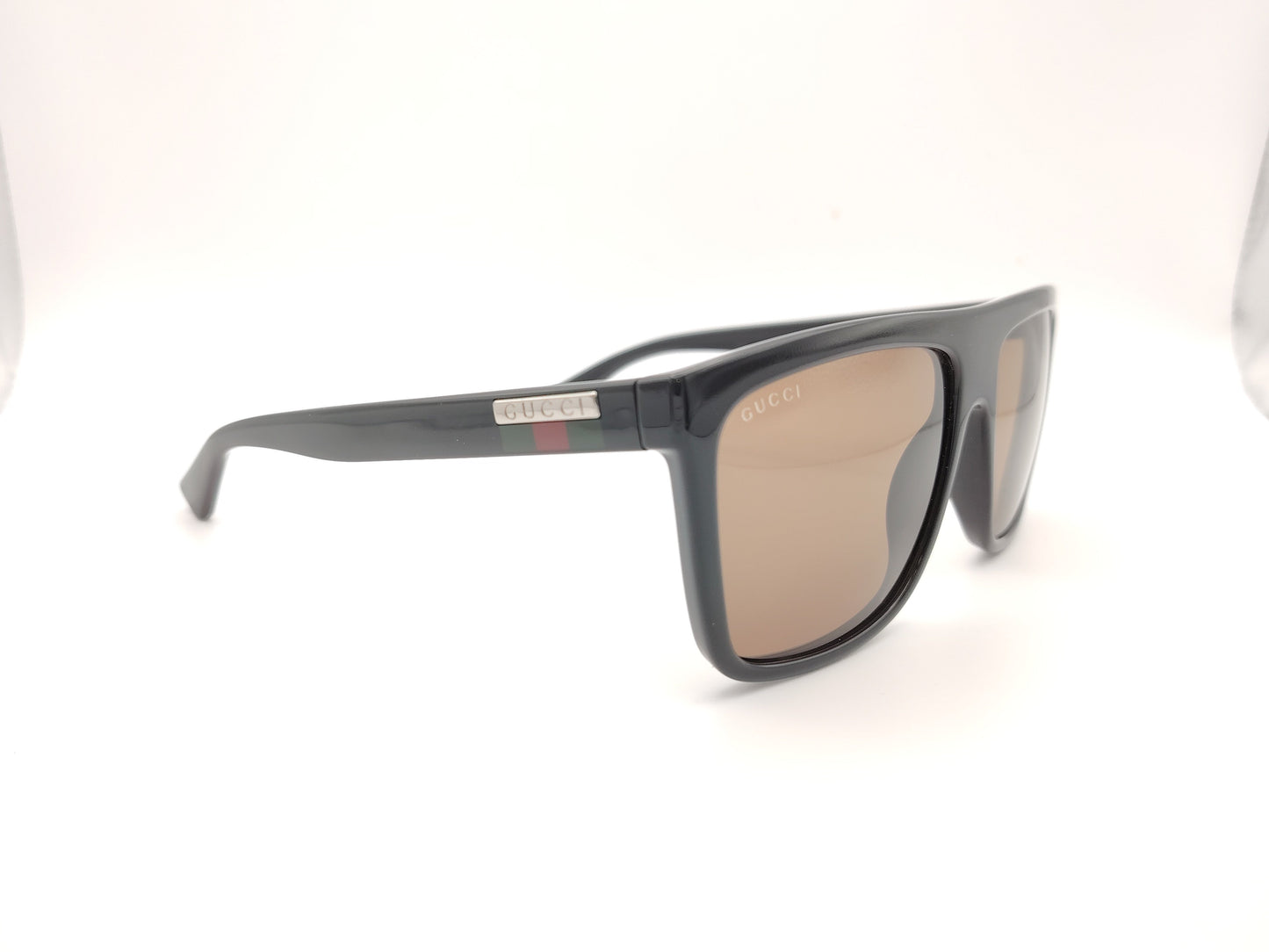 gafas de sol gucci con montura negra ancha y lentes marrones de forma cuadrada