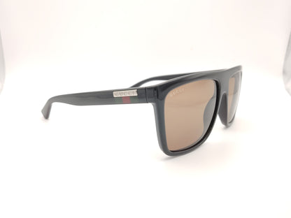 gafas de sol gucci con montura negra ancha y lentes marrones de forma cuadrada
