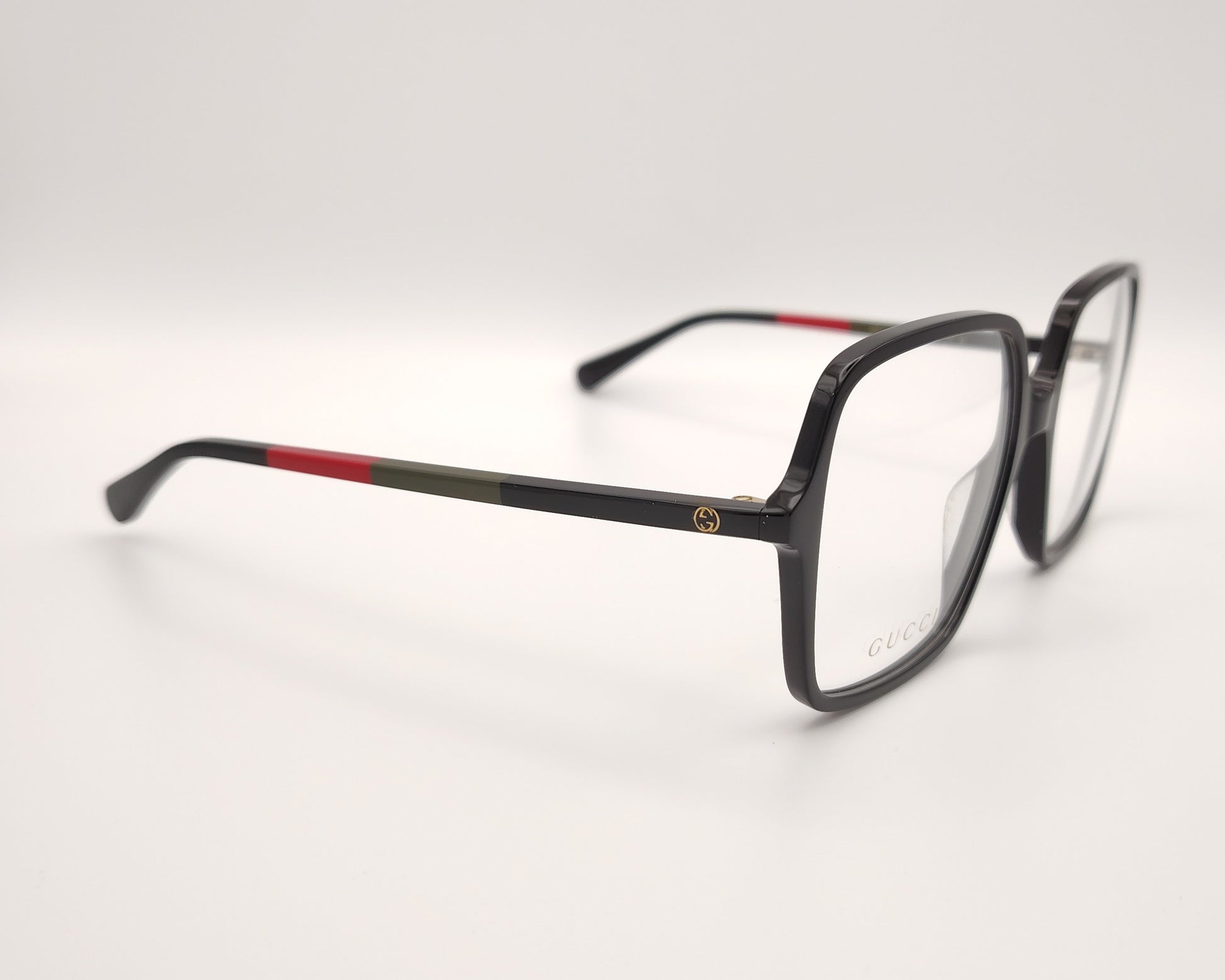 gafas gucci negras cuadradas oversize con varillas verdes rojas y negras
