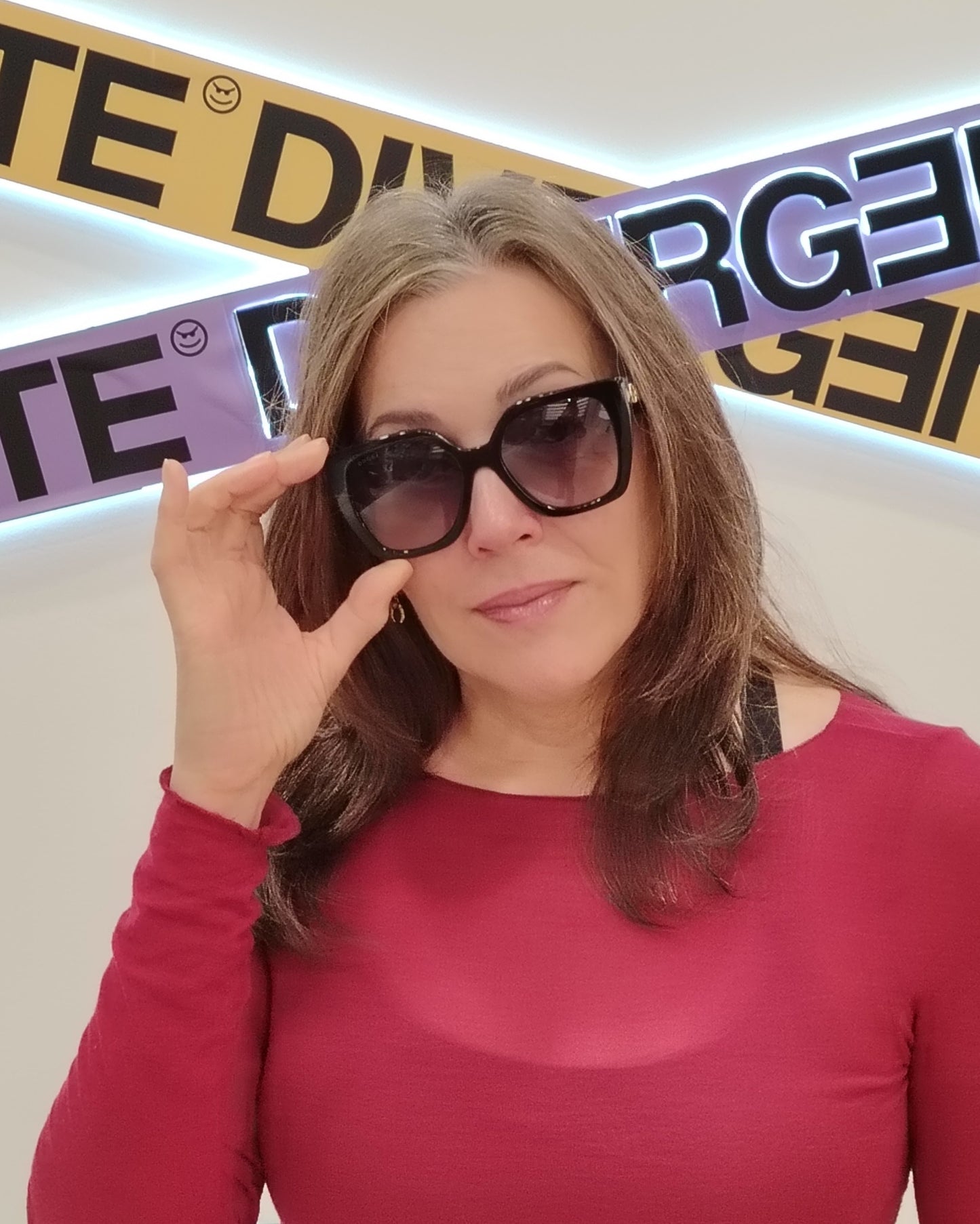 gafas de sol gucci negras oversize y detalle de logo dorado en las patillas bicolor