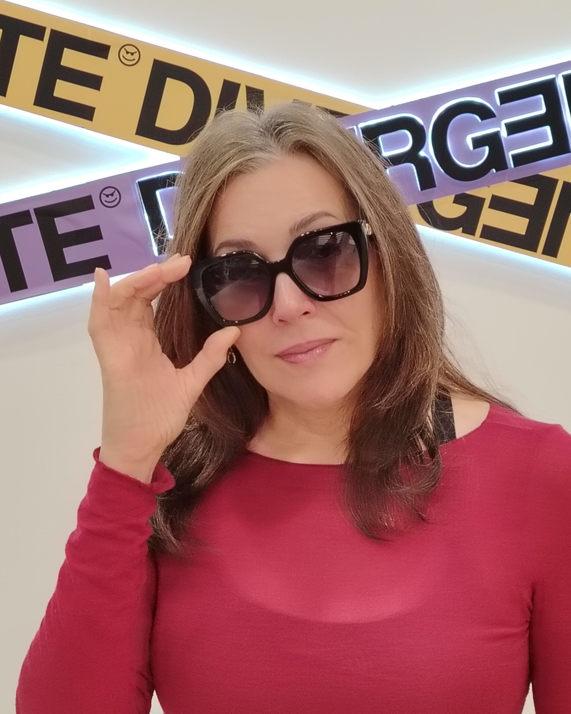 gafas de sol gucci negras oversize y detalle de logo dorado en las patillas bicolor