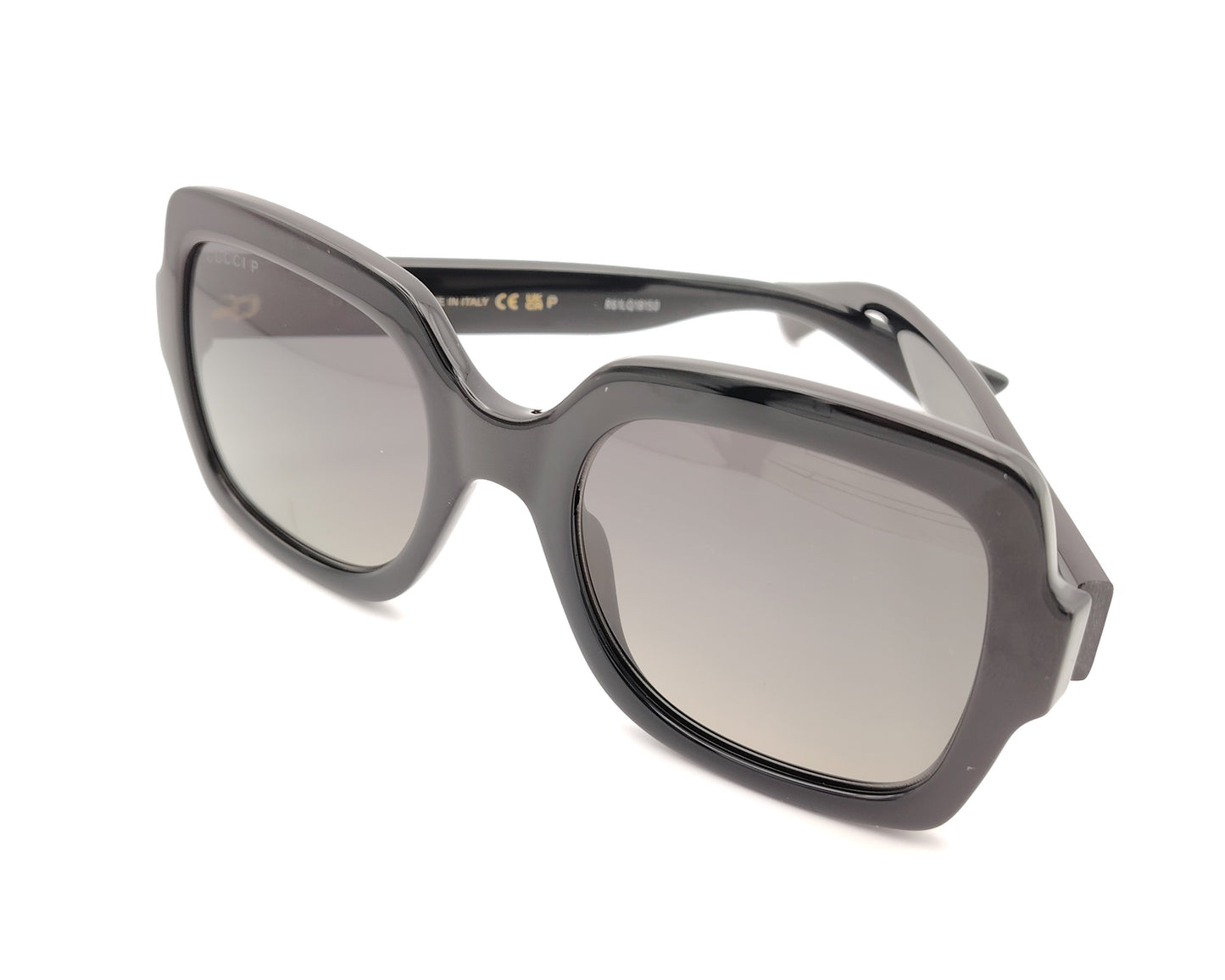 gafas de sol gucci negras con montura cuadrada oversize y logo dorado en la varilla