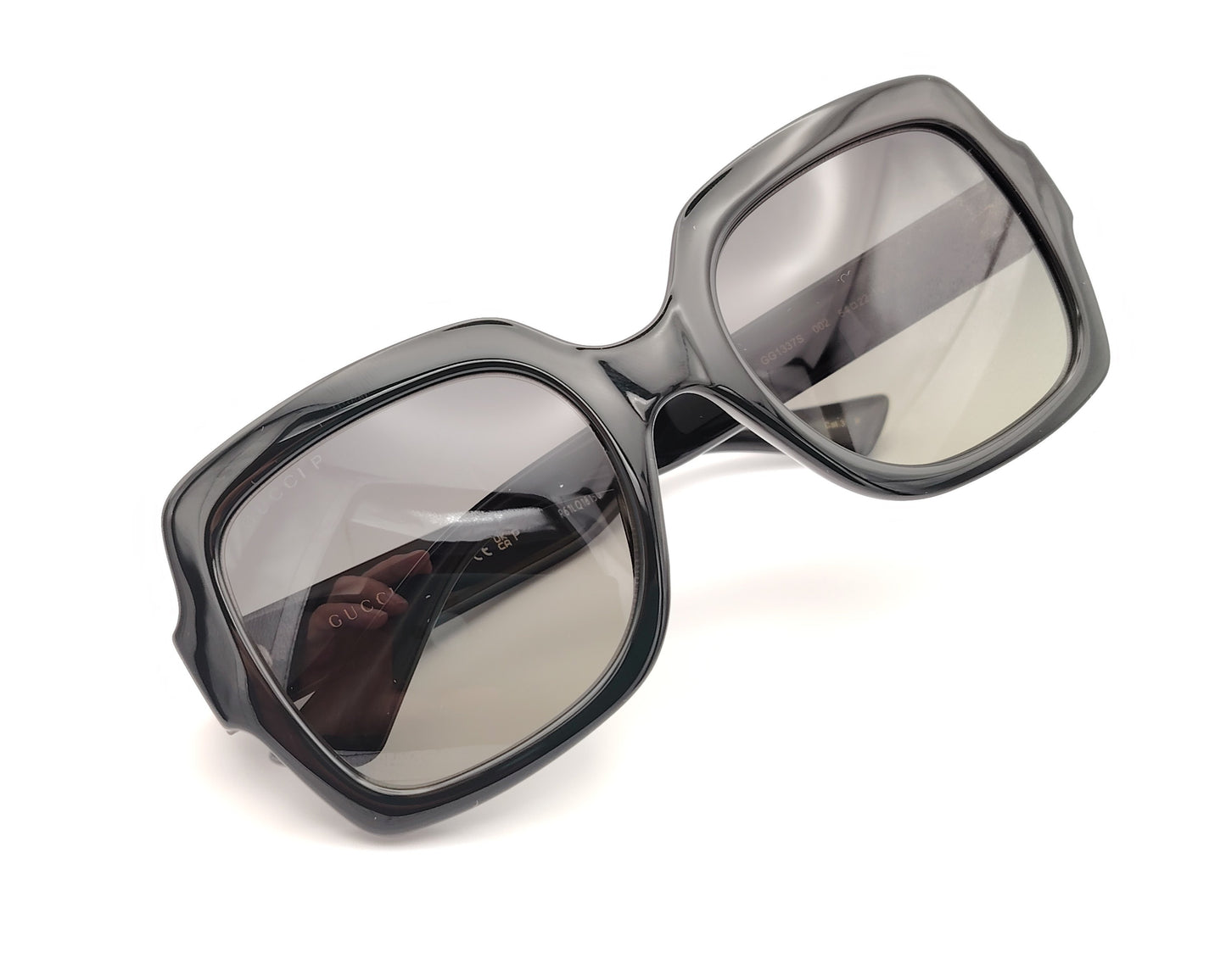gafas de sol gucci negras con montura cuadrada oversize y logo dorado en la varilla