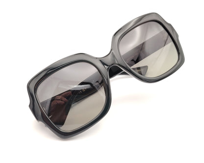 gafas de sol gucci negras con montura cuadrada oversize y logo dorado en la varilla