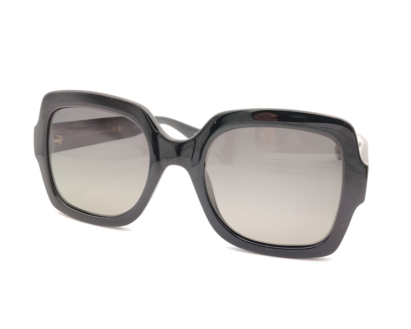 gafas de sol gucci negras con montura cuadrada oversize y logo dorado en la varilla
