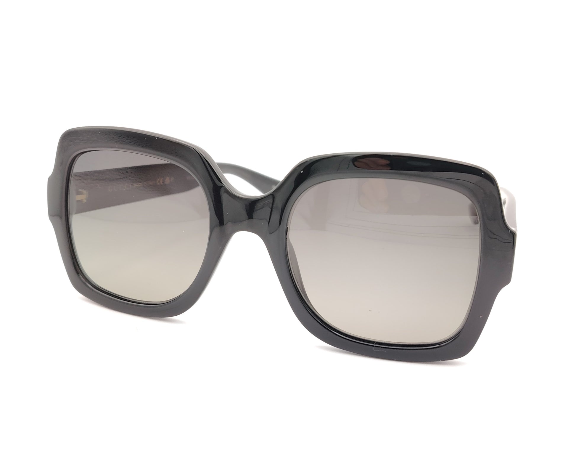 gafas de sol gucci negras con montura cuadrada oversize y logo dorado en la varilla
