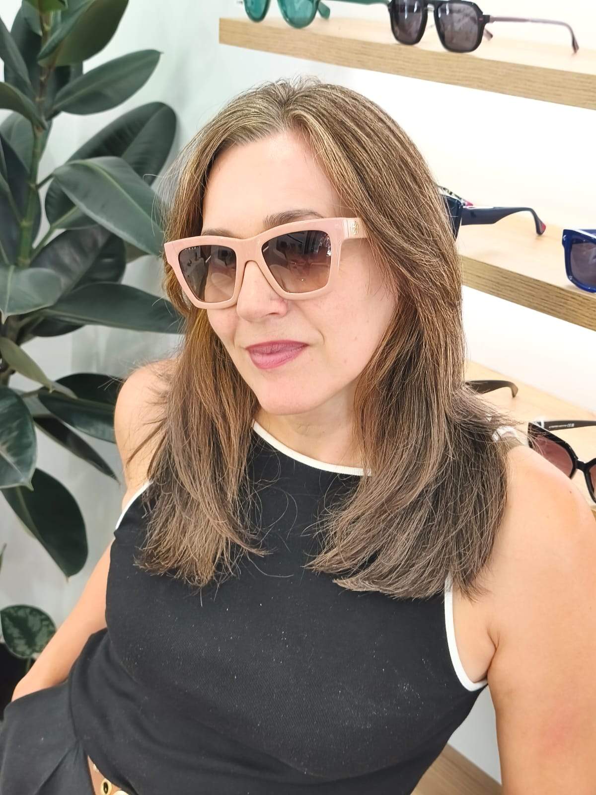 gafas de sol con montura cuadrada rosa nude y lentes degradadas en tono violeta claro