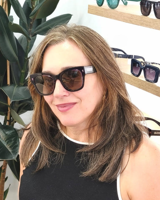 gafas de sol gucci oversice en acetato negro con violeta traslúcido y logo en las varillas