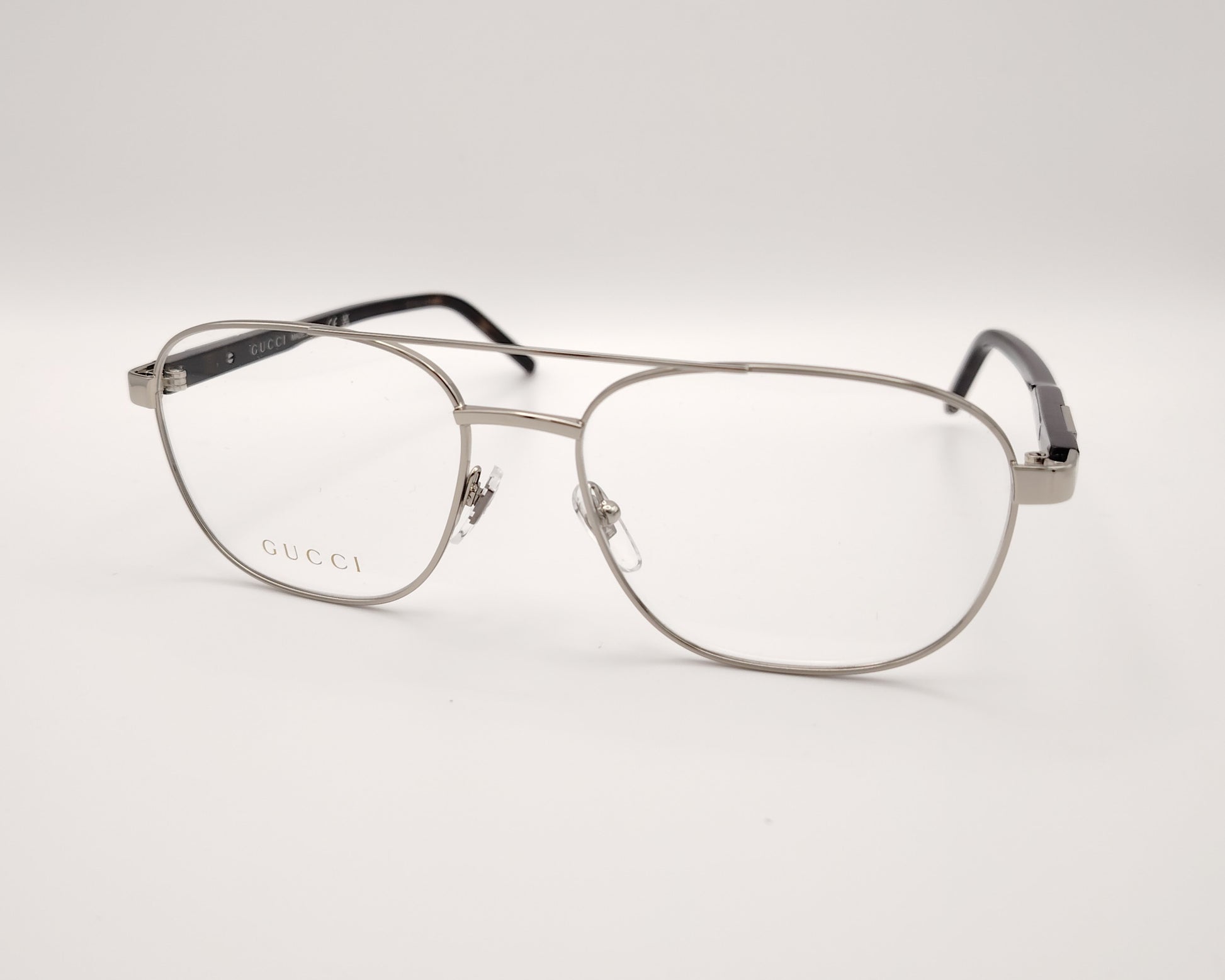 gafas metálicas gucci forma aviador en color plata con varillas negras de pasta