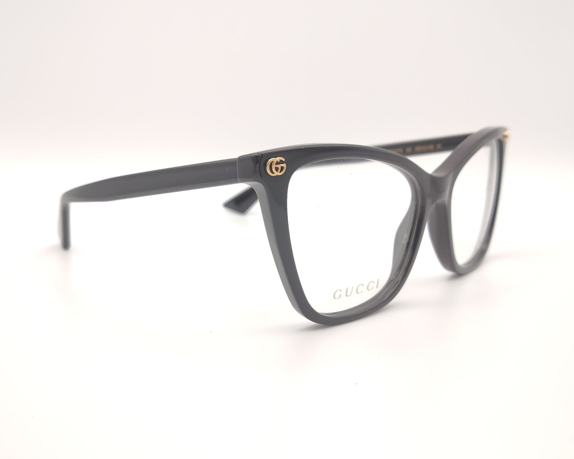 gafas graduadas gucci negras con forma cat eye y detalle dorado en la varilla
