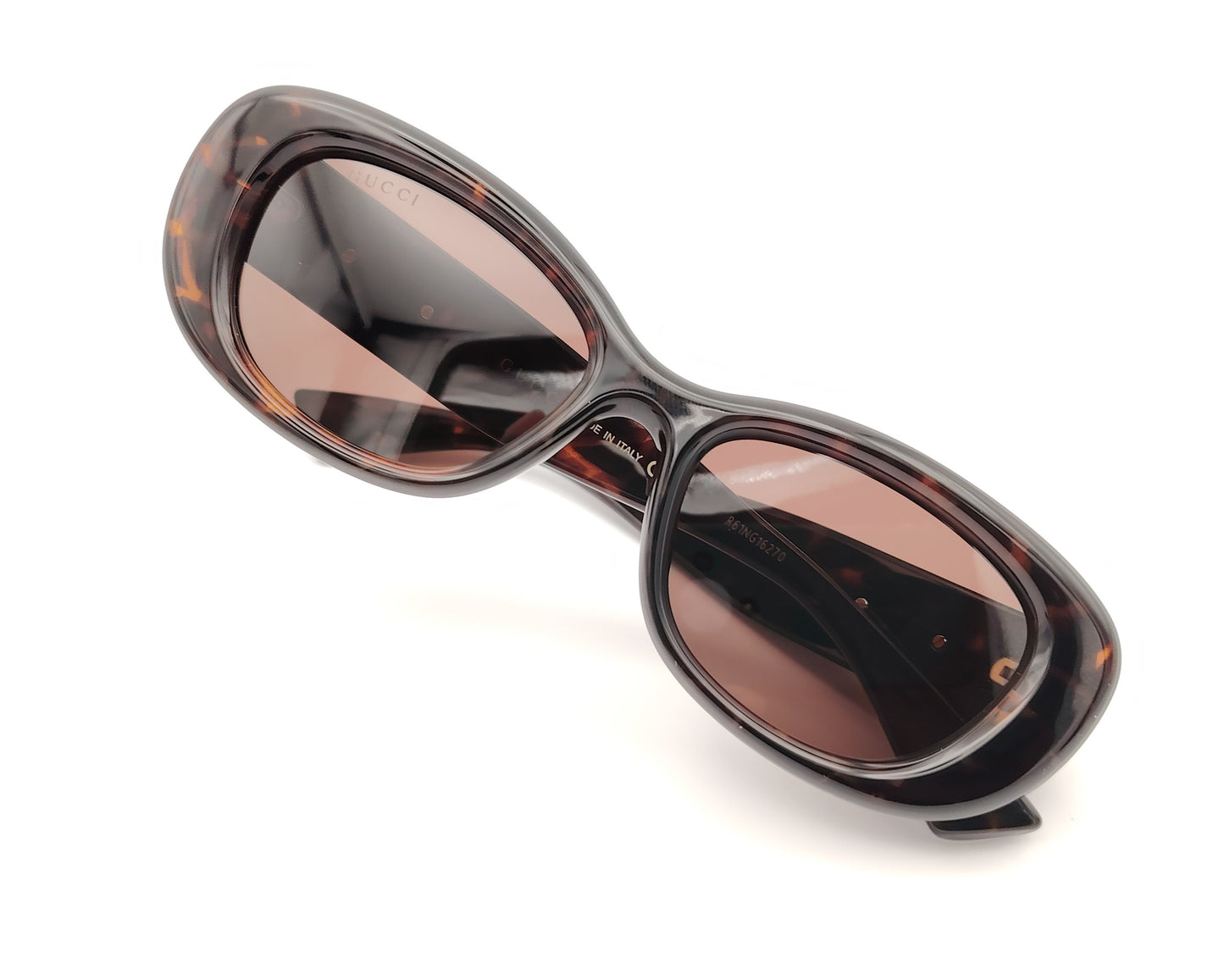 gafas de sol gucci ovaladas con montura carey y logo dorado en la varilla