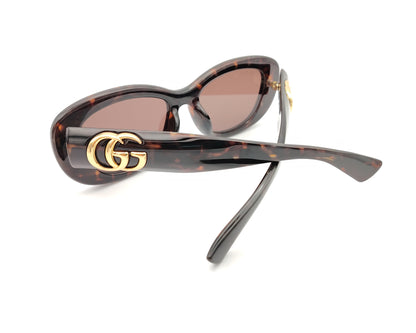 gafas de sol gucci ovaladas con montura carey y logo dorado en la varilla