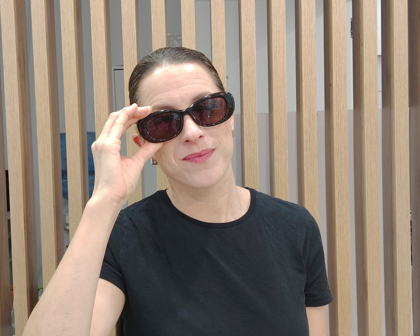gafas de sol gucci ovaladas con montura carey y logo dorado en la varilla
