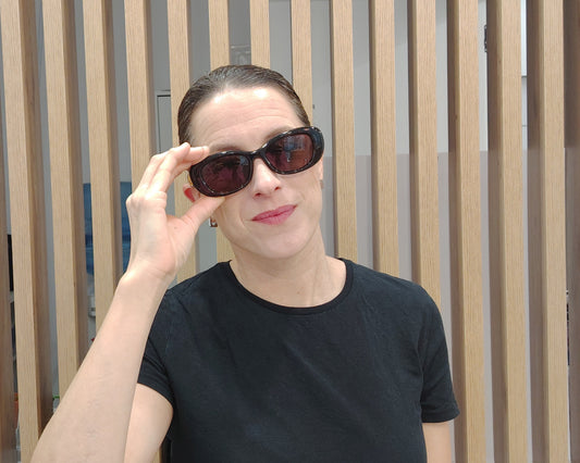 gafas de sol gucci ovaladas con montura carey y logo dorado en la varilla