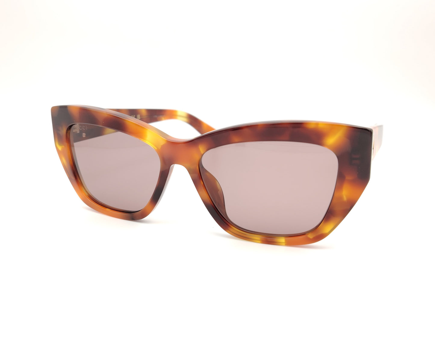 gafas de sol gucci cuadradas cat eyes carey con logo dorado en la varilla


