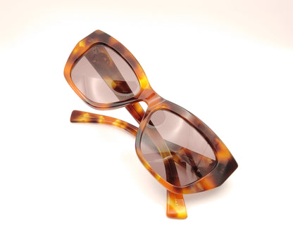gafas de sol gucci cuadradas cat eyes carey con logo dorado en la varilla