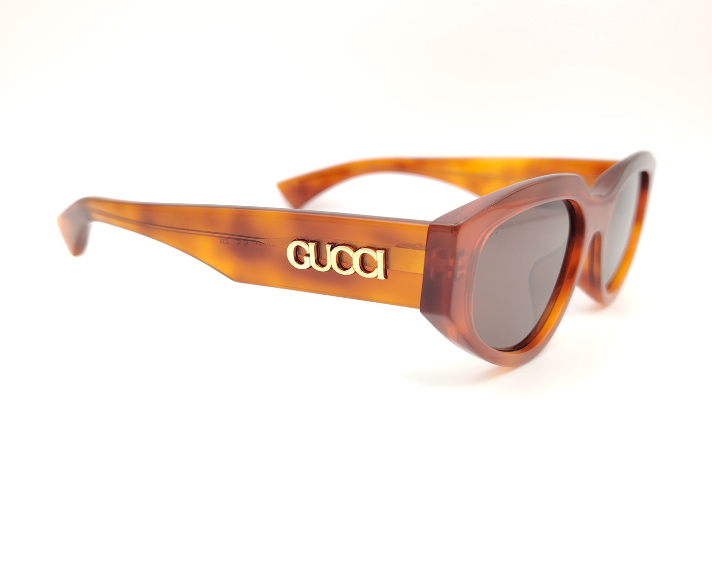 gafas de sol ojo de gato en acetato ámbar con lentes marrones y patillas con logo dorado