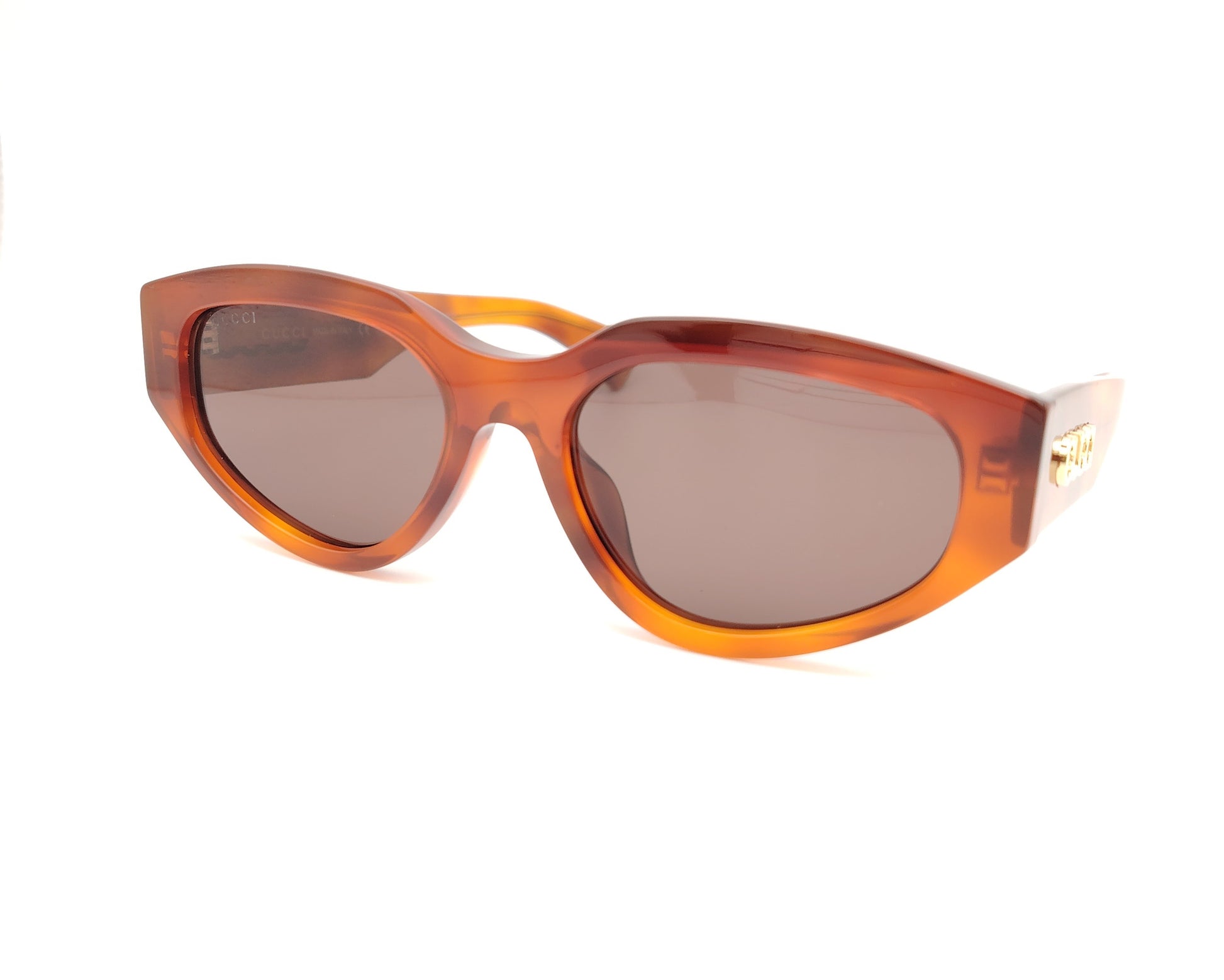 gafas de sol ojo de gato en acetato ámbar con lentes marrones y patillas con logo dorado