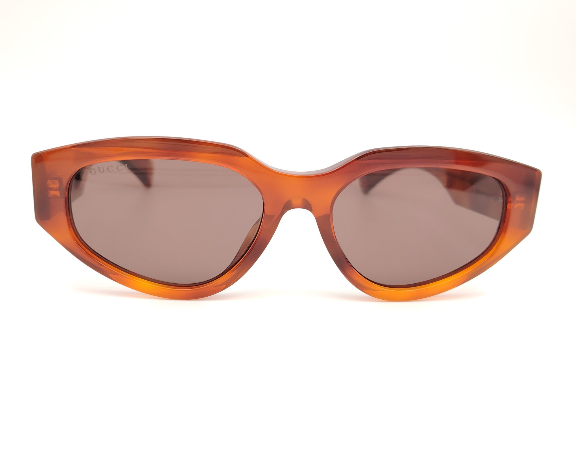gafas de sol ojo de gato en acetato ámbar con lentes marrones y patillas con logo dorado