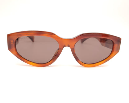 gafas de sol ojo de gato en acetato ámbar con lentes marrones y patillas con logo dorado