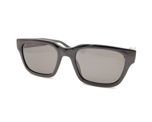 gafas de sol negras cuadradas con montura gruesa y logo gucci en las patillas

