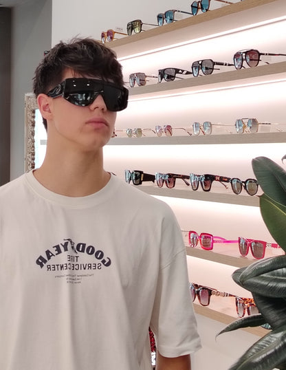 gafas de sol tipo pantalla en negro con lente continua gris degradada y logo doble gg en las varillas