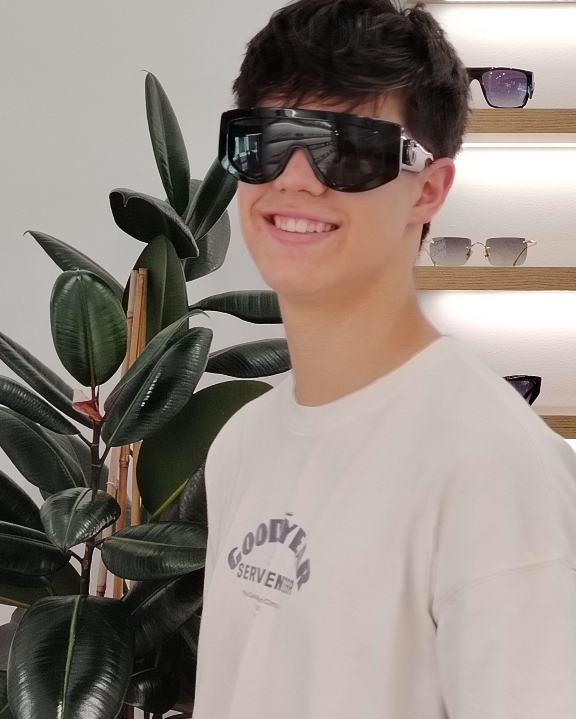 gafas de sol tipo pantalla en negro con lente continua gris degradada y logo doble gg en las varillas