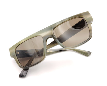gafas de sol gucci con montura cuadrada verde translúcida y lentes marrones