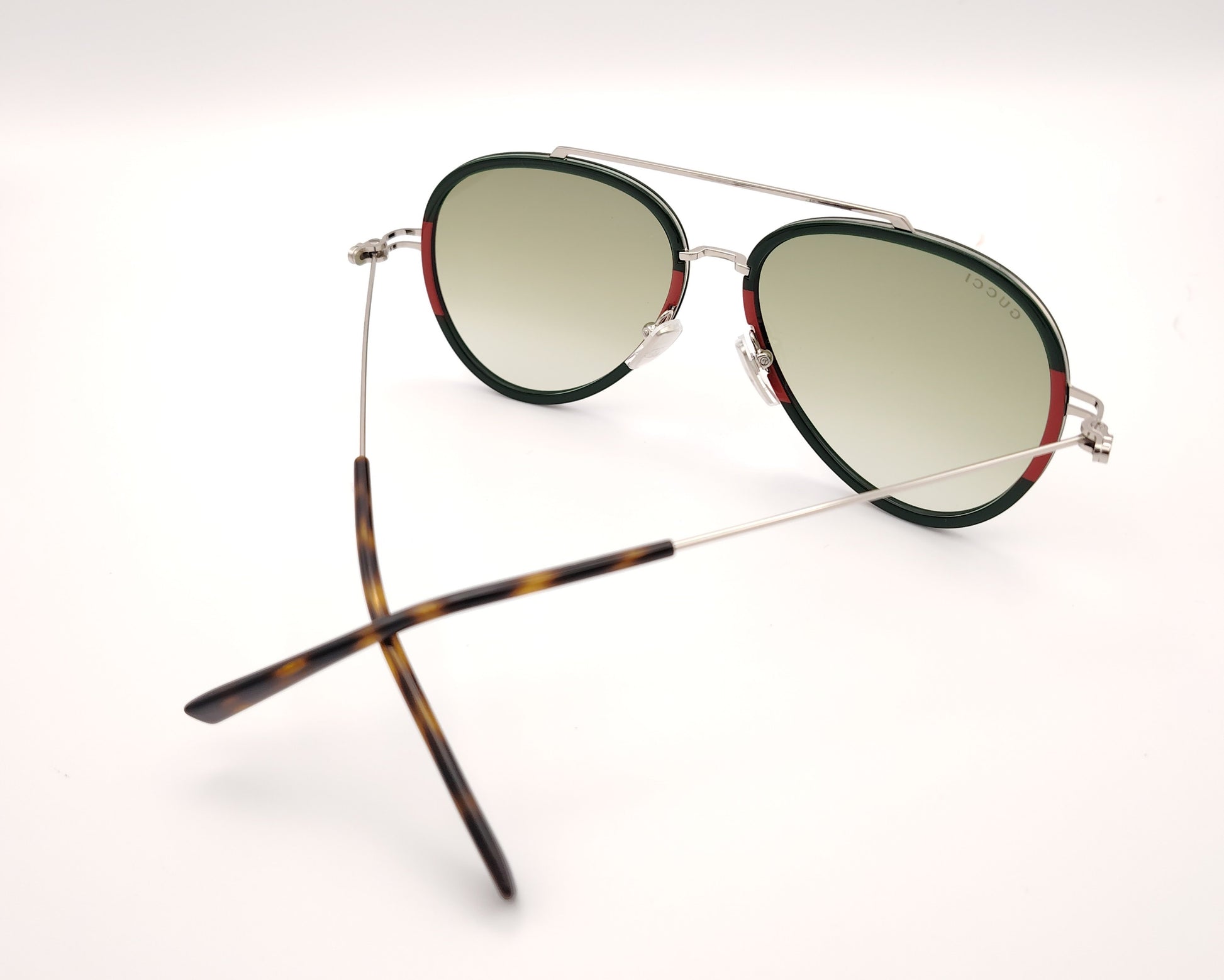 gafas de sol gucci aviador con aro verde rojo y lente degradada