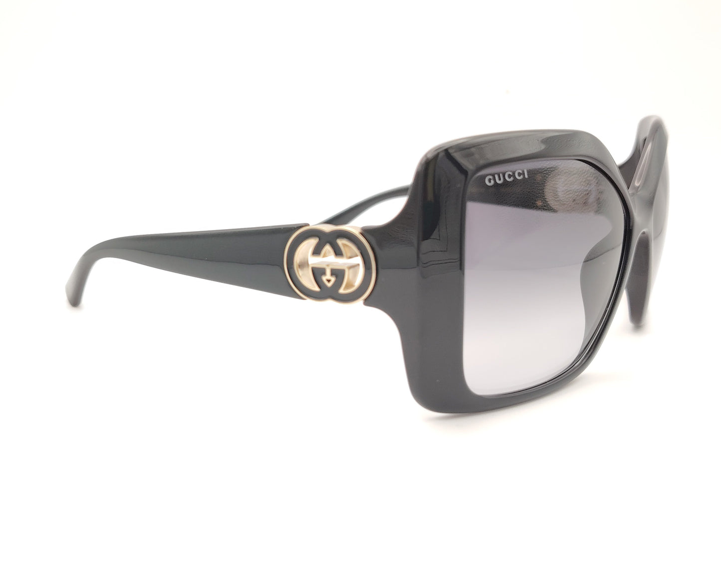 gafas de sol gucci cuadradas oversize negras con lentes grises degradadas y logo dorado en las patillas