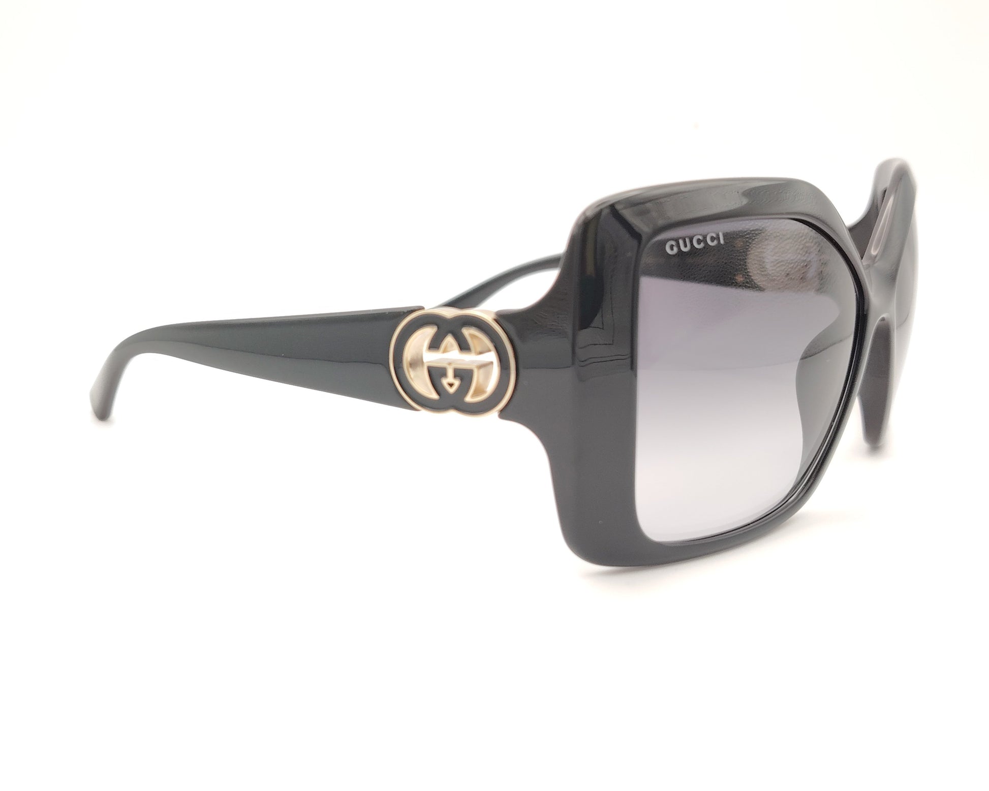 gafas de sol gucci cuadradas oversize negras con lentes grises degradadas y logo dorado en las patillas