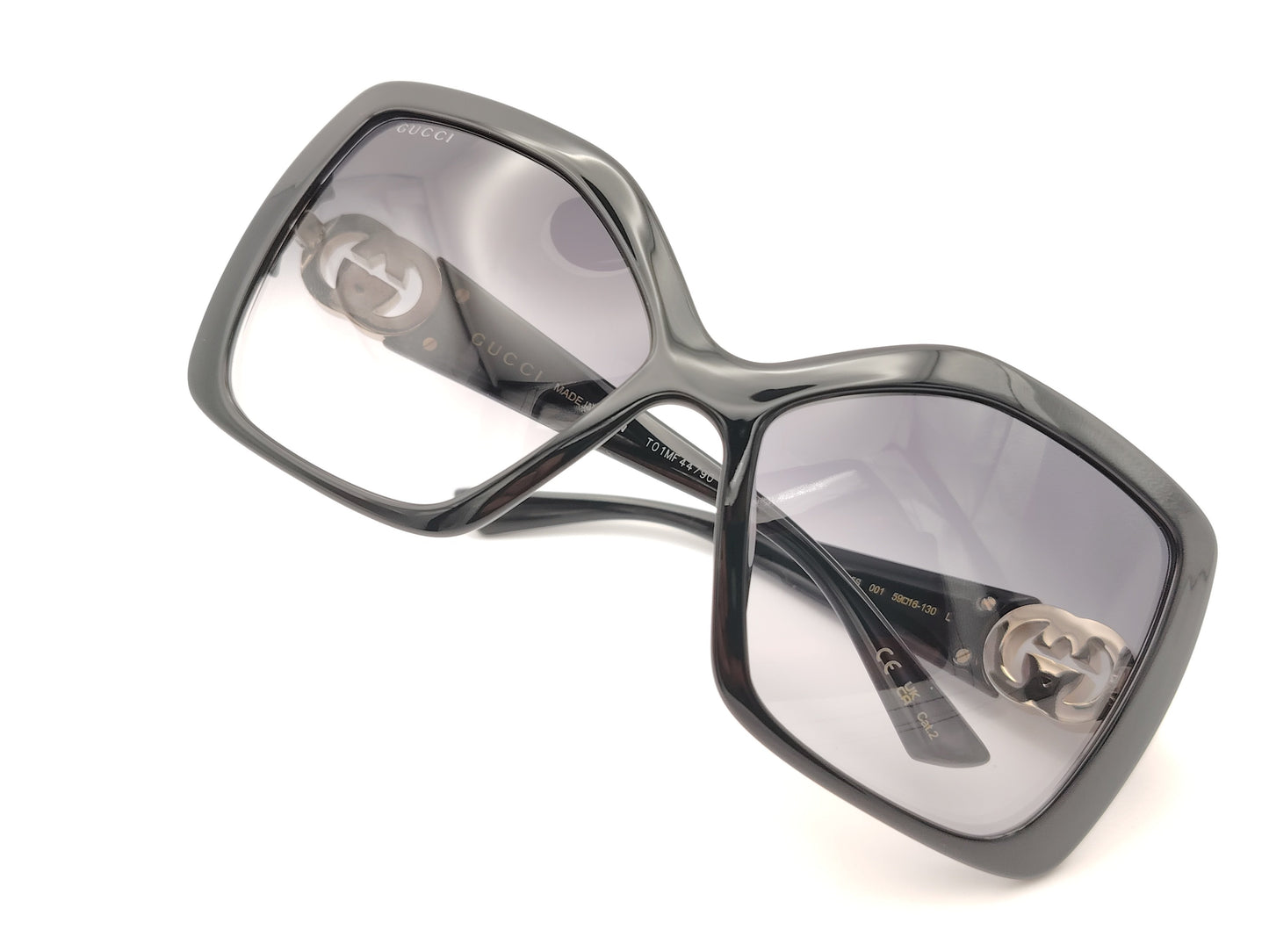 gafas de sol gucci cuadradas oversize negras con lentes grises degradadas y logo dorado en las patillas