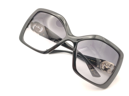 gafas de sol gucci cuadradas oversize negras con lentes grises degradadas y logo dorado en las patillas