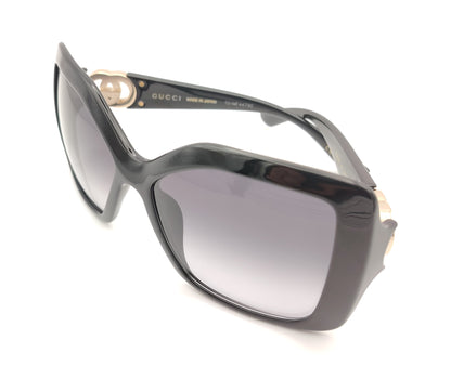 gafas de sol gucci cuadradas oversize negras con lentes grises degradadas y logo dorado en las patillas