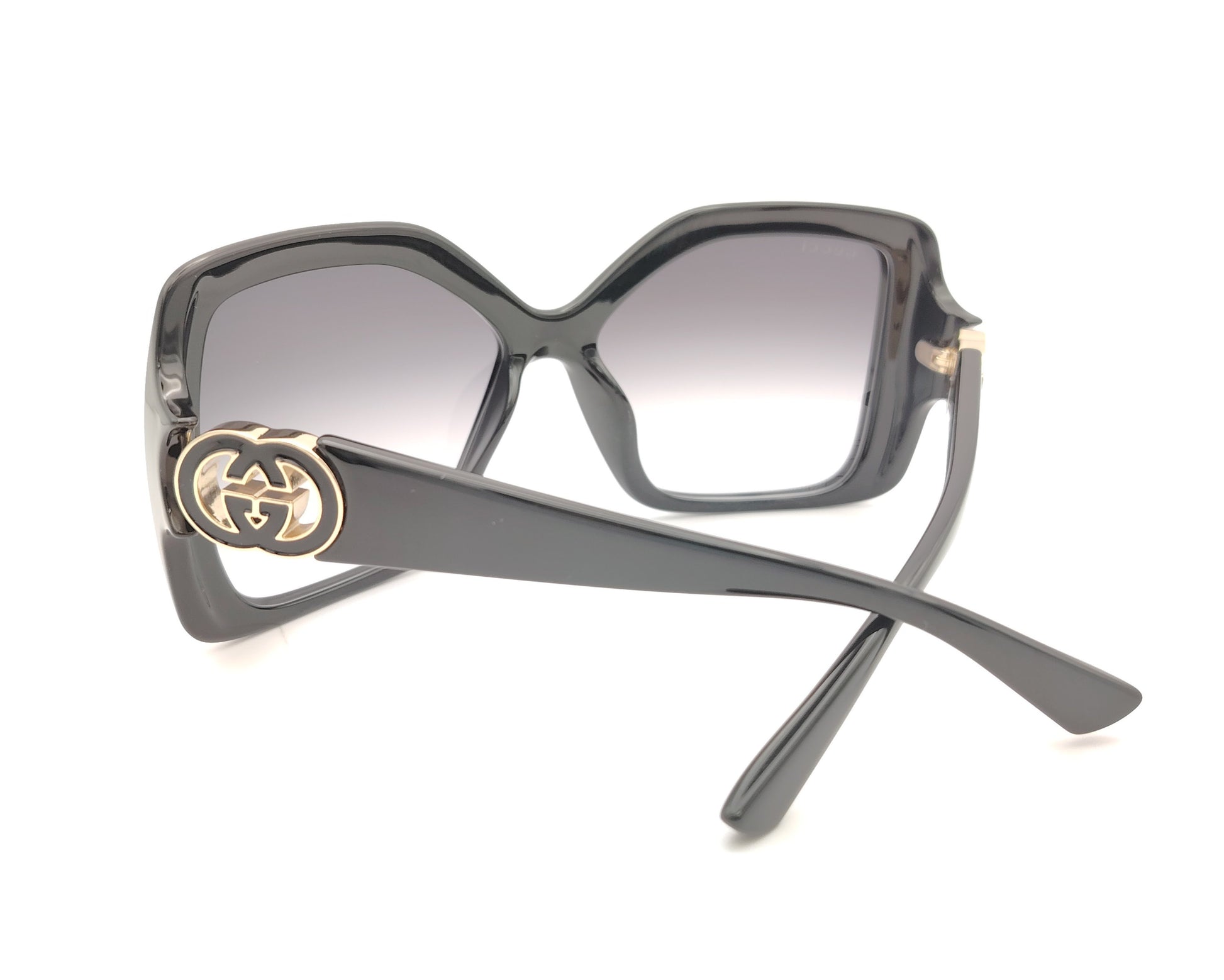 gafas de sol gucci cuadradas oversize negras con lentes grises degradadas y logo dorado en las patillas