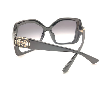 gafas de sol gucci cuadradas oversize negras con lentes grises degradadas y logo dorado en las patillas