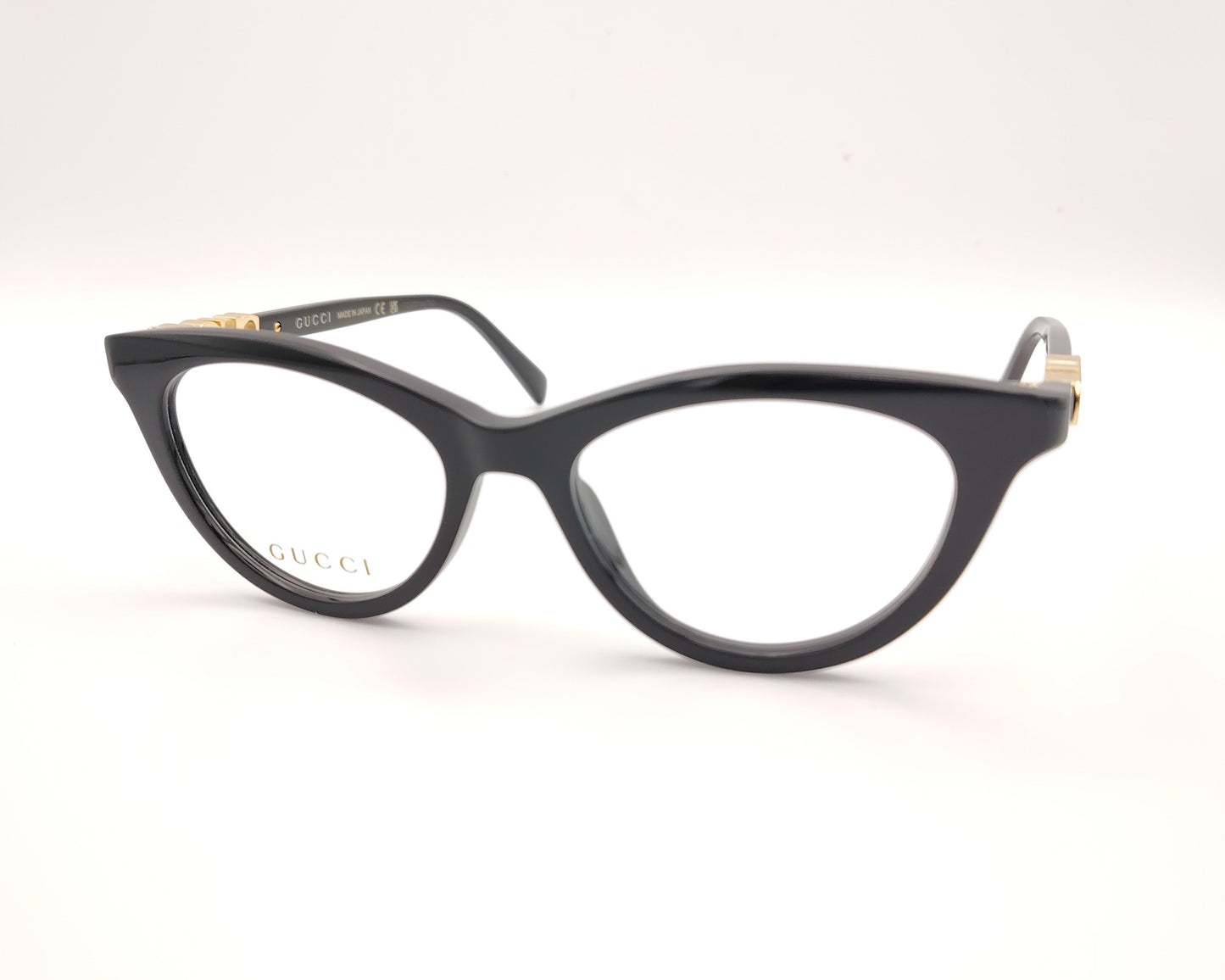 gafas gucci negras redondeadas con logo dorado en varilla