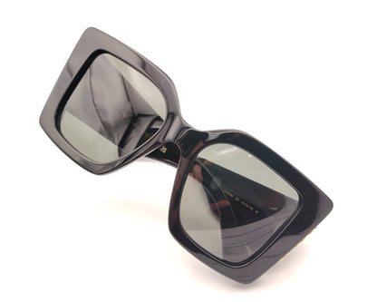 gafas de sol gucci negras oversize cuadradas con logo dorado lateral