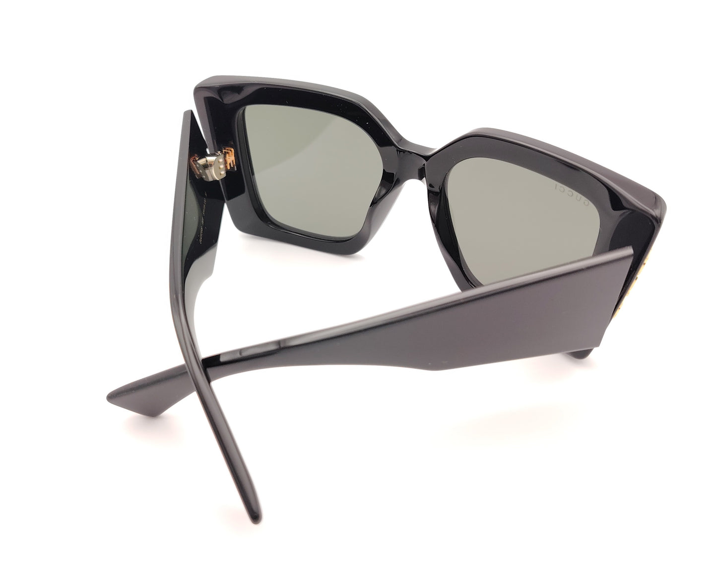 gafas de sol gucci negras oversize cuadradas con logo dorado lateral