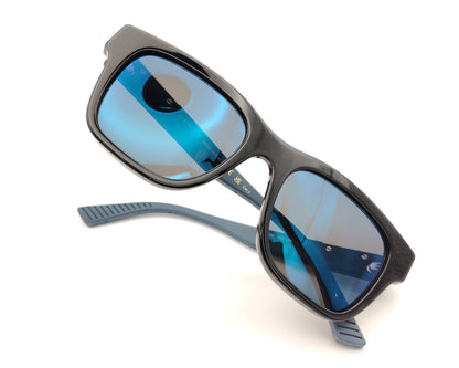 gafas de sol gucci negras con lentes azules espejo y varillas azul mate con detalle metálico