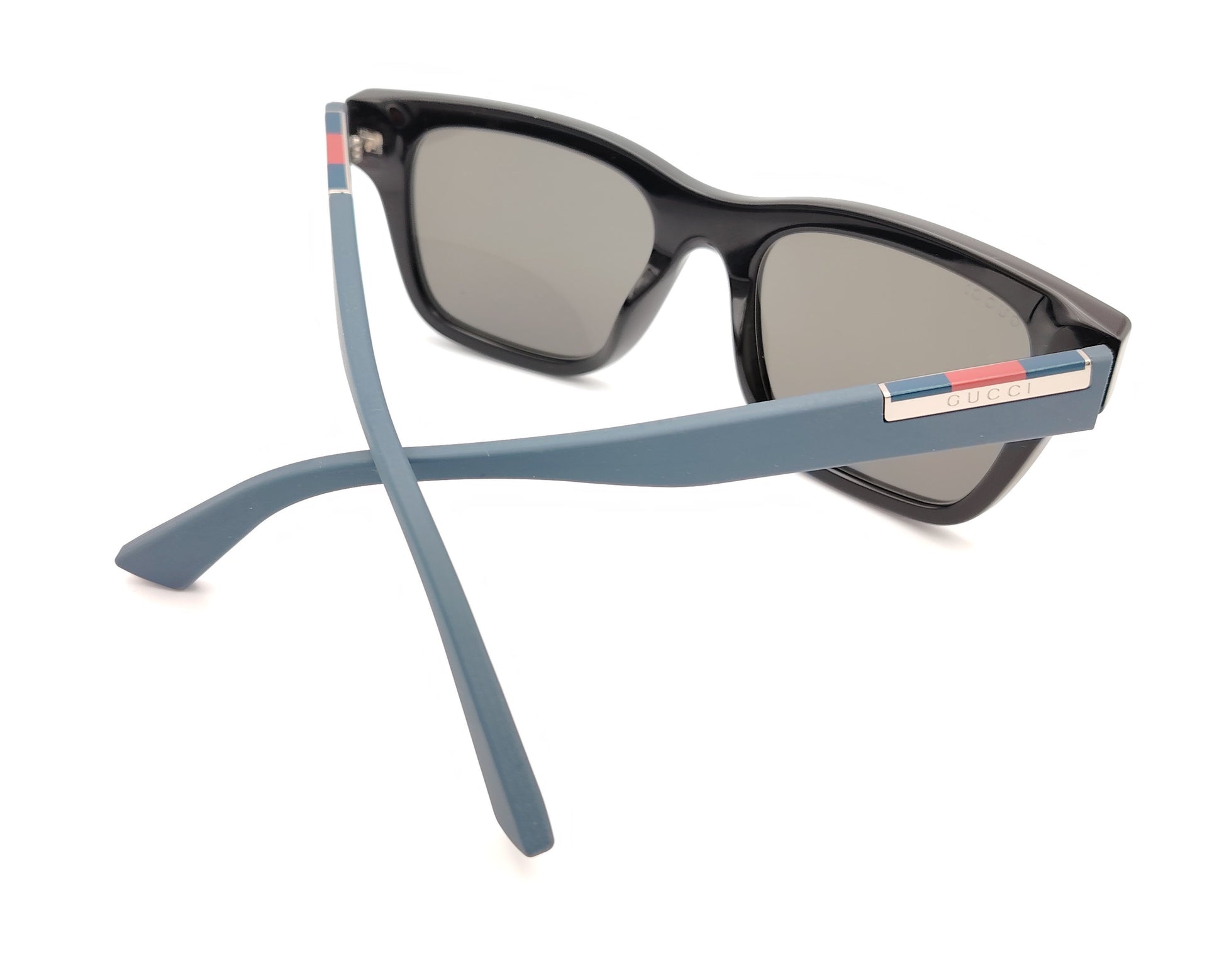 gafas de sol gucci negras con lentes azules espejo y varillas azul mate con detalle metálico