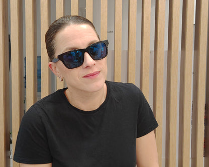 gafas de sol gucci negras con lentes azules espejo y varillas azul mate con detalle metálico