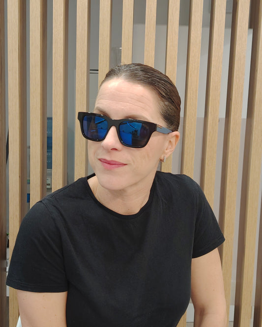 gafas de sol gucci negras con lentes azules espejo y varillas azul mate con detalle metálico