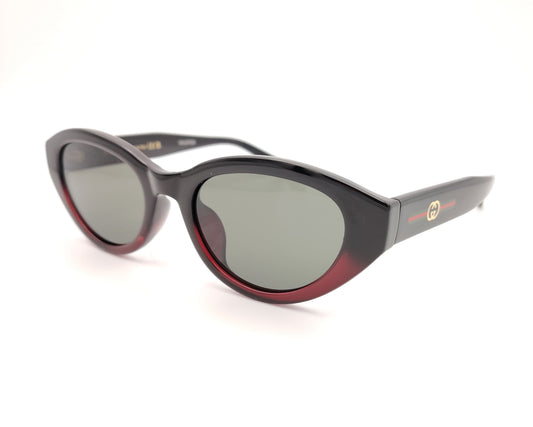 gafas de sol gucci ovaladas negras con detalle burdeos y varillas con logo dorado y bandas verde y roja