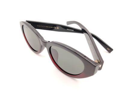 gafas de sol gucci ovaladas negras con detalle burdeos y varillas con logo dorado y bandas verde y roja