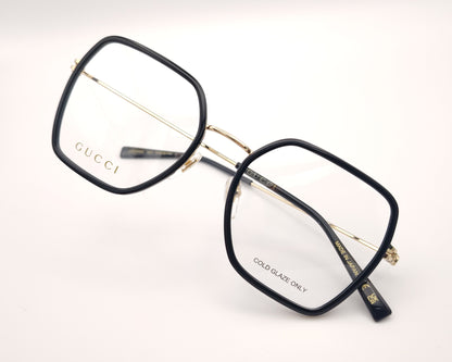 gafas gucci cuadradas con estructura metálica dorada y borde negro brillante