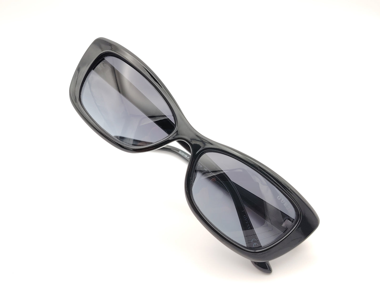 gafas de sol guess negras cat-eye con lentes degradadas y detalle en dorado