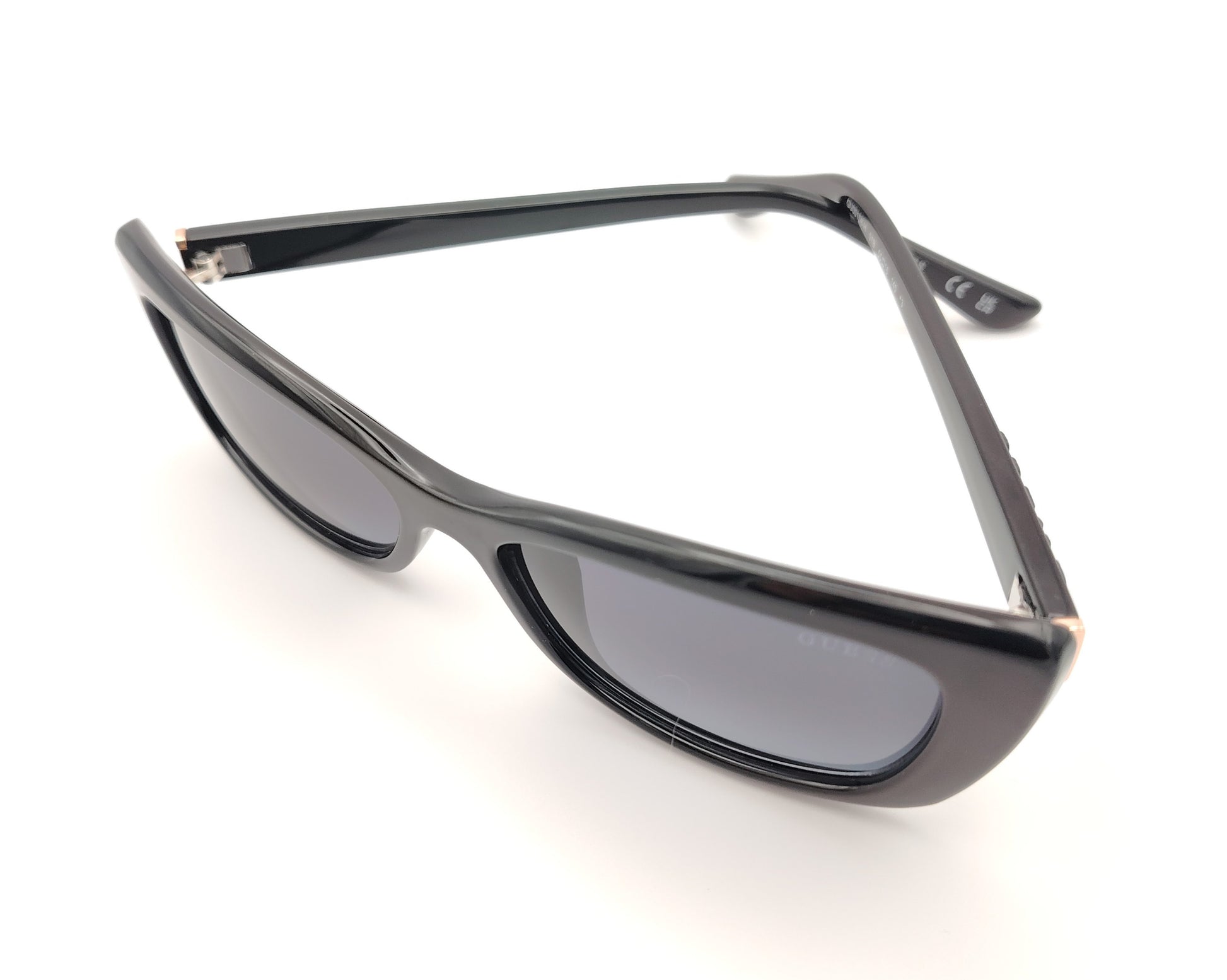 gafas de sol guess negras cat-eye con lentes degradadas y detalle en dorado